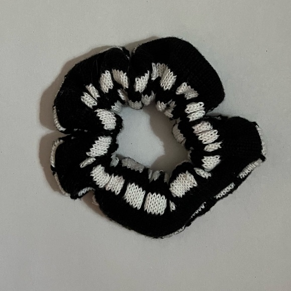 Knit scrunchie - Picture 2 of 3